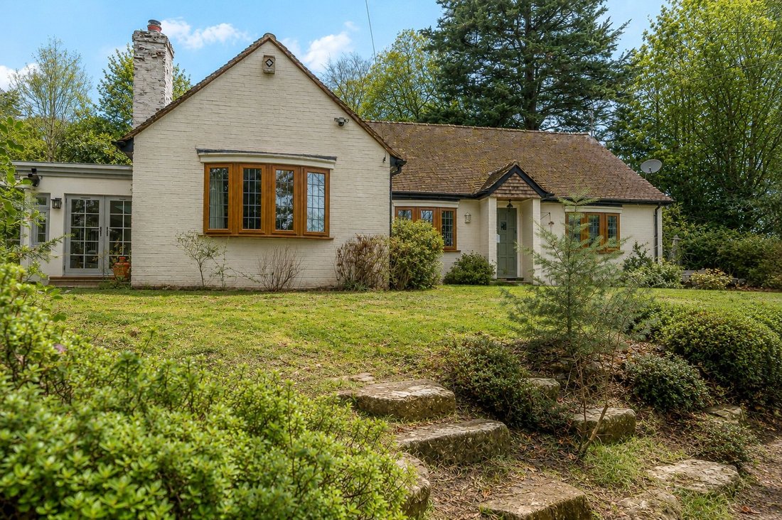 Bungalow in Lower Bourne, England 1 - 18930763