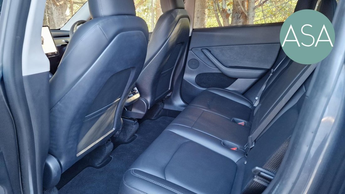 Suv in Cowfold, United Kingdom 5 - 18930568