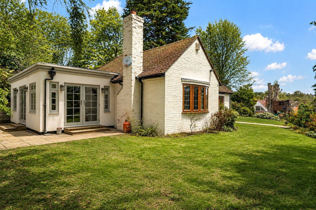 Bungalow in Lower Bourne, England 4 - 18930763