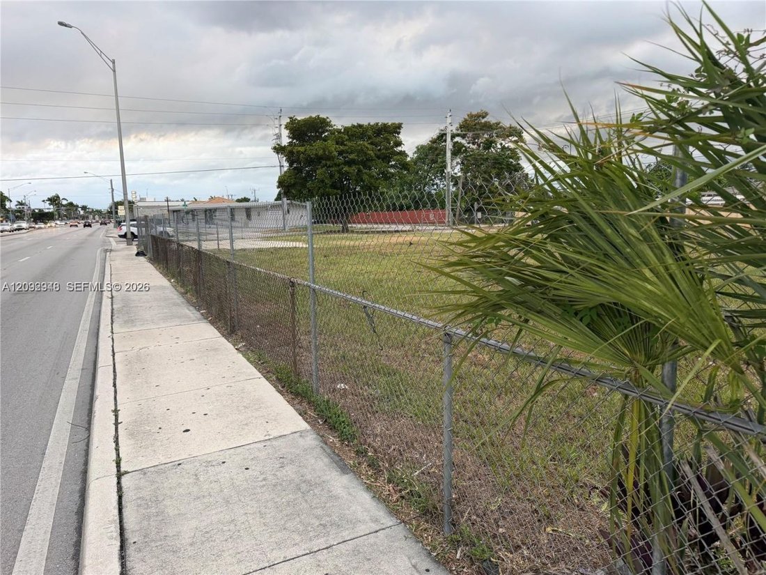 Land in Hialeah, Florida, United States 3 - 18936305