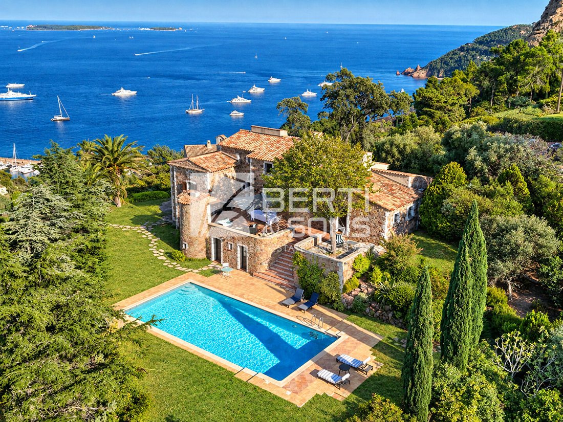 Villa in Théoule-sur-Mer, Provence-Alpes-Côte d'Azur, France 1 - 18932663