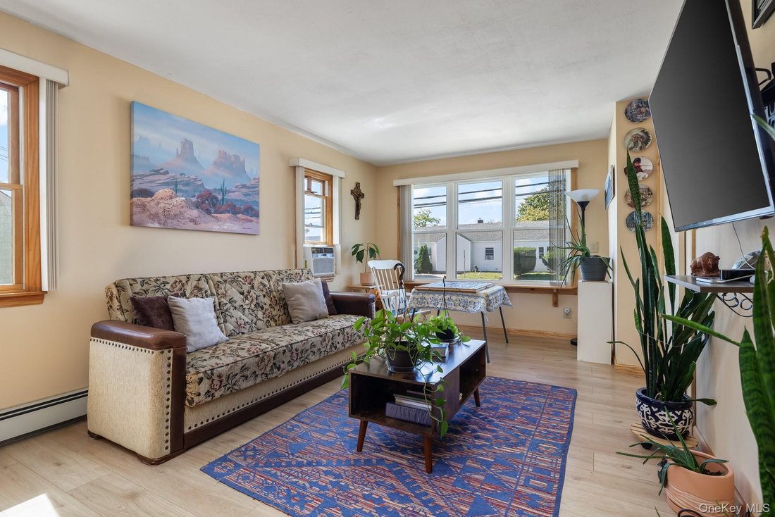 House in Lindenhurst, New York, United States 2 - 18935599