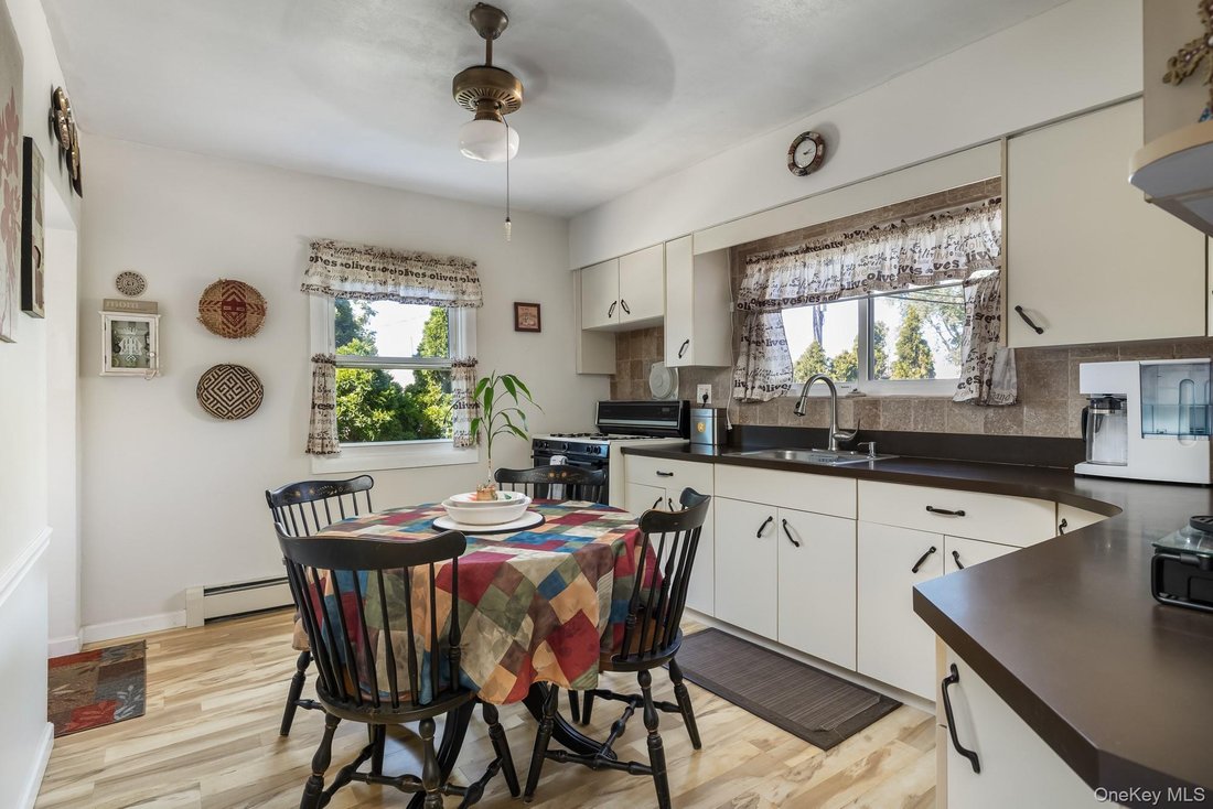 House in Lindenhurst, New York, United States 3 - 18935599