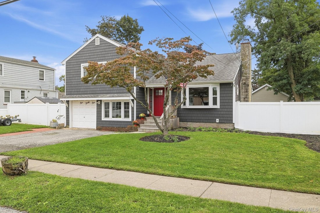 House in Lindenhurst, New York, United States 2 - 18935591