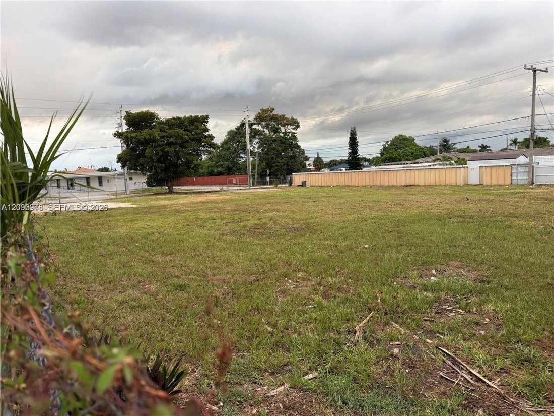 Land in Hialeah, Florida, United States 2 - 18936305