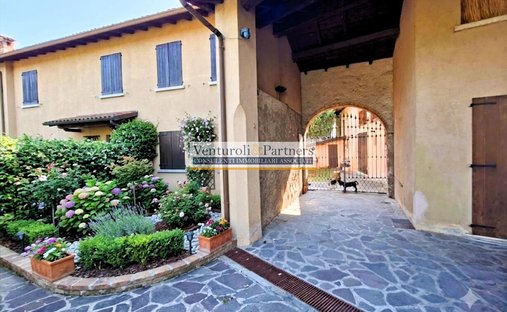 House in San Felice del Benaco, Lombardy, Italy 1