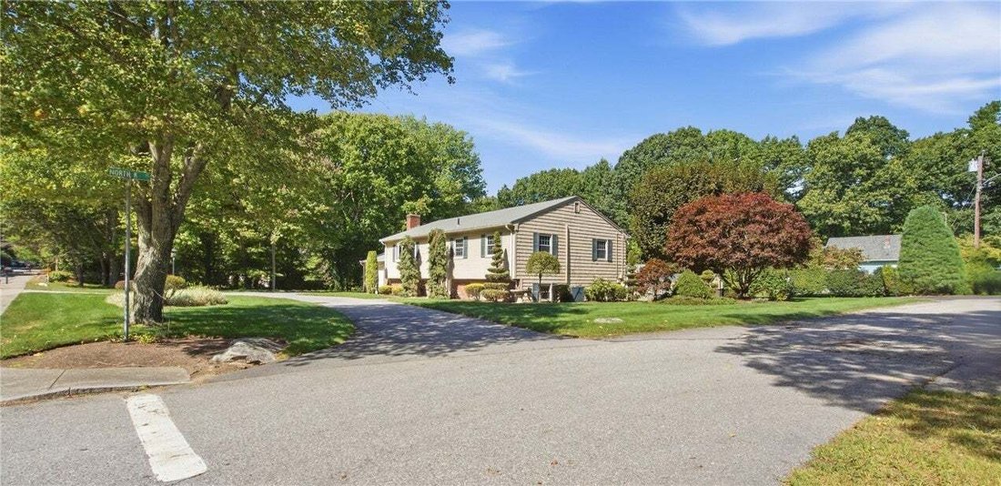 House in Johnston, Rhode Island, United States 4 - 18933815