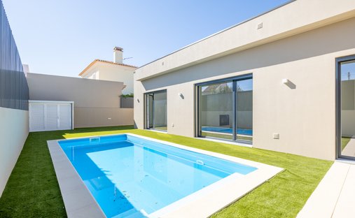 House in Azeitao (Sao Lourenco e Sao Simao), Setubal, Portugal 1