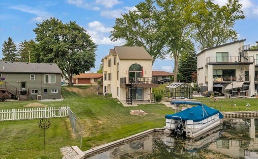 House in Sylvan Lake, Michigan, United States 1