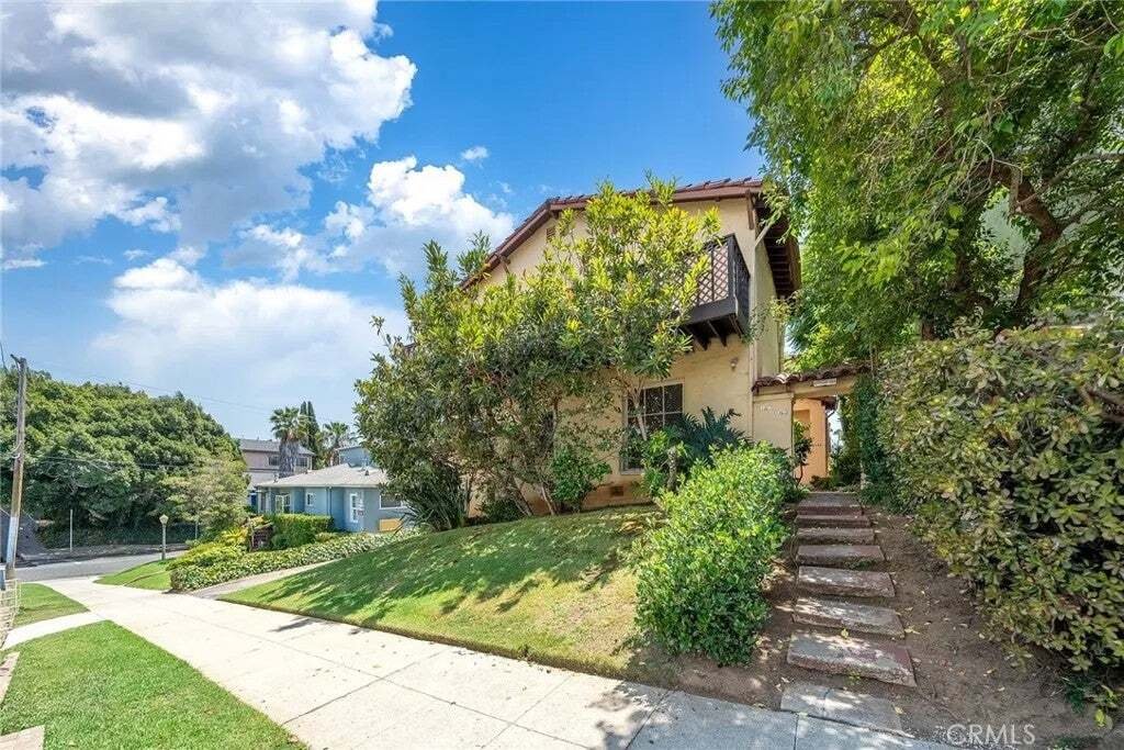 Los Angeles, California, United States 3 - 18685310