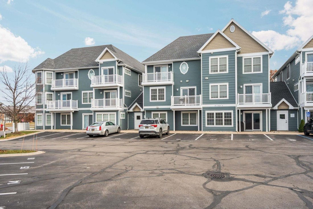 Condo in Traverse City, Michigan, United States 1 - 18935024