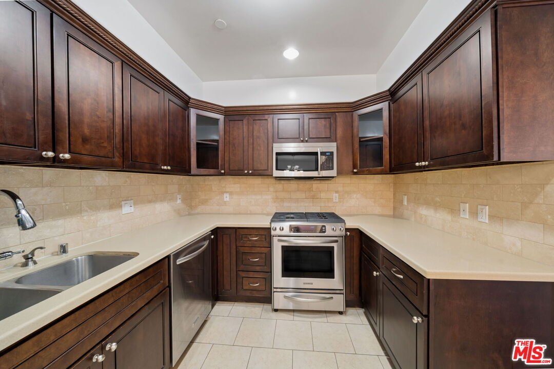 Los Angeles, California, United States 3 - 18934933