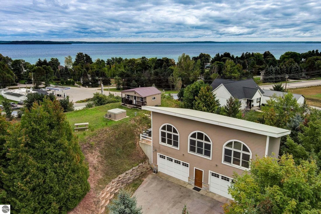House in Suttons Bay, Michigan, United States 1 - 18933856