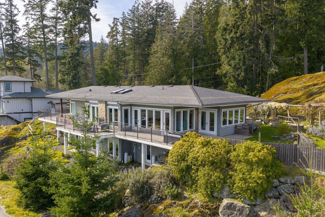 House in Bowen Island, British Columbia, Canada 3 - 18247669