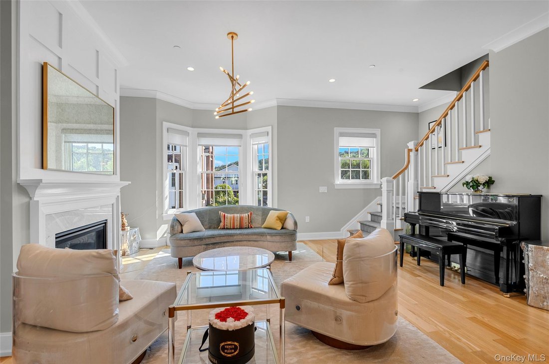 Roslyn, New York, United States 4 - 18917477