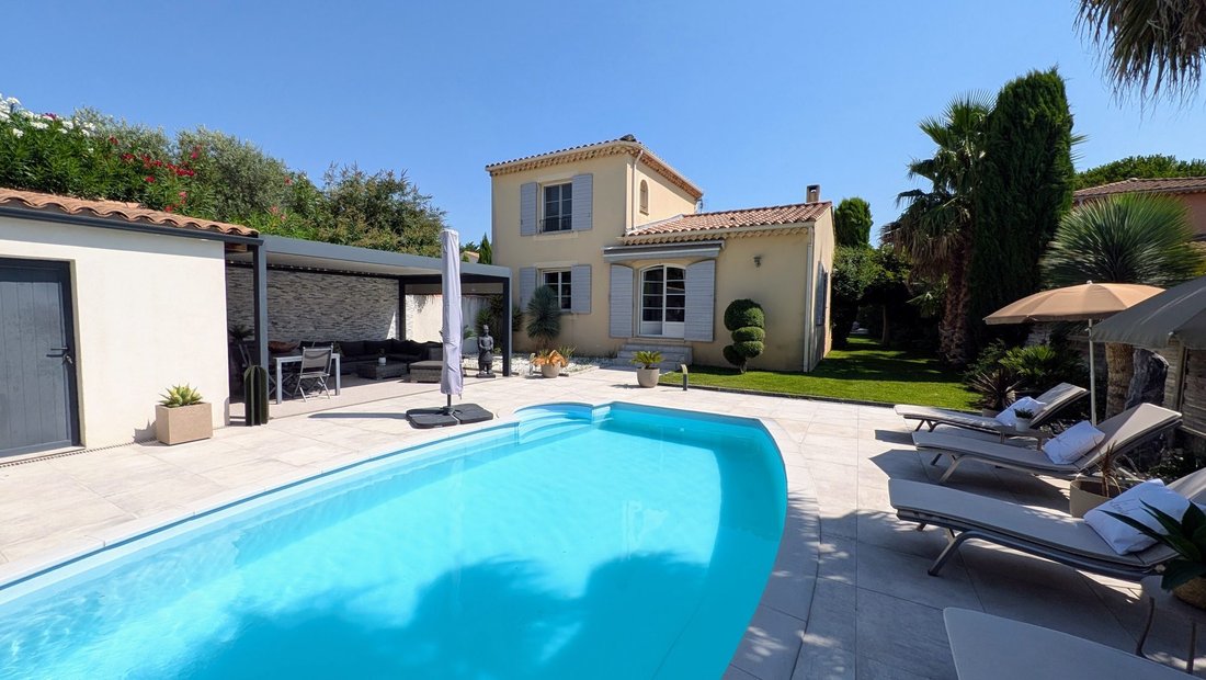 Villa in Ouest, Entraigues-sur-la-Sorgue, France 1 - 18936468