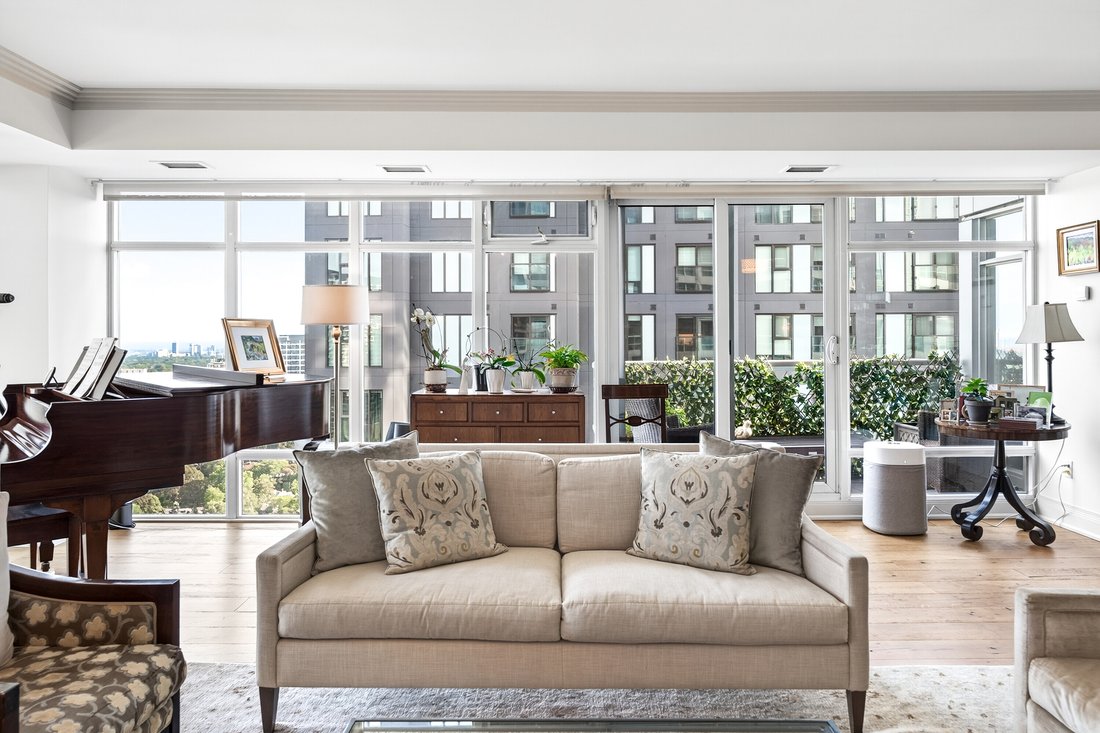 Condo in Toronto, Ontario, Canada 2 - 18936576