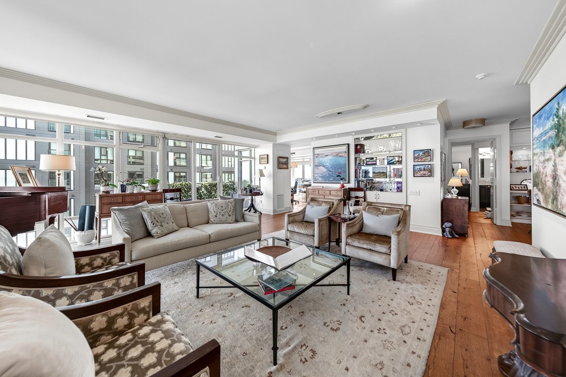 Condo in Toronto, Ontario, Canada 1 - 18936576