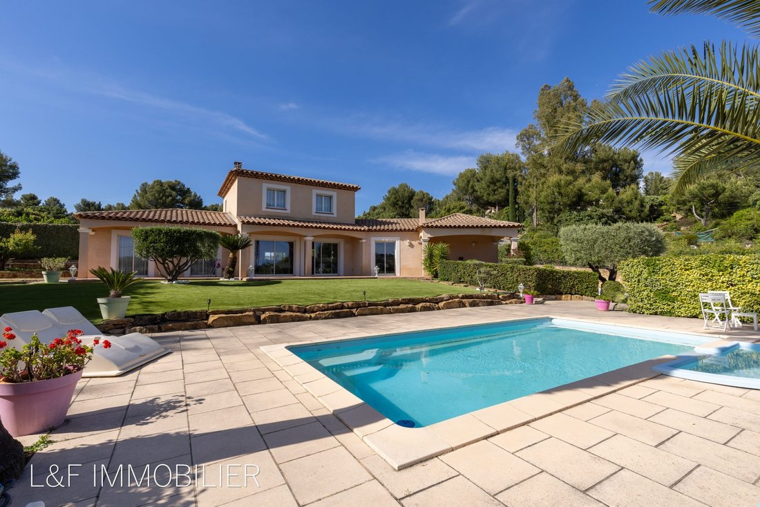 Villa in La Cadiere-d'Azur, Provence-Alpes-Côte d'Azur, France 1 - 18936486