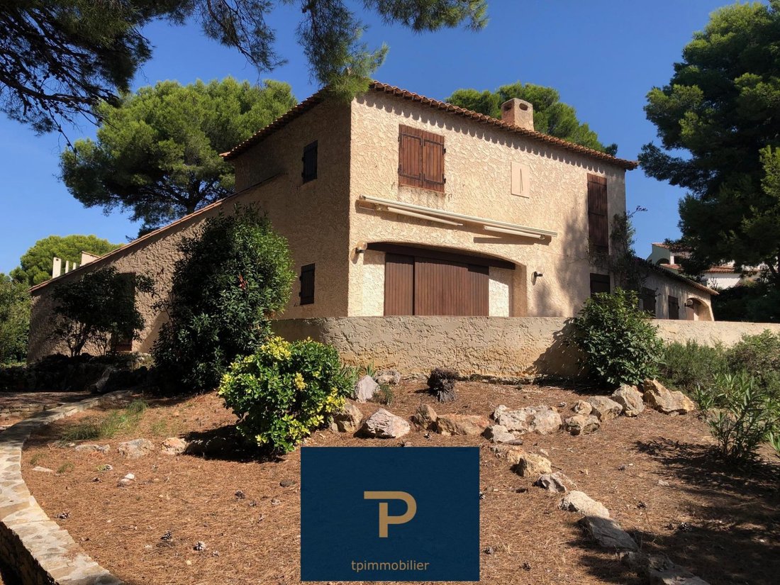 Villa in Saint-Cyr-sur-Mer, Provence-Alpes-Côte d'Azur, France 1 - 18936419