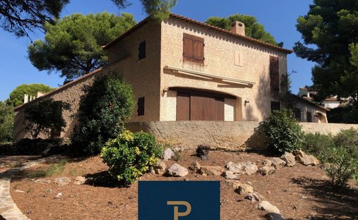Villa in Saint-Cyr-sur-Mer, Provence-Alpes-Côte d'Azur, France 1
