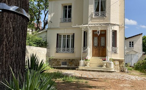 House in Meriel, Ile-de-France, France 1