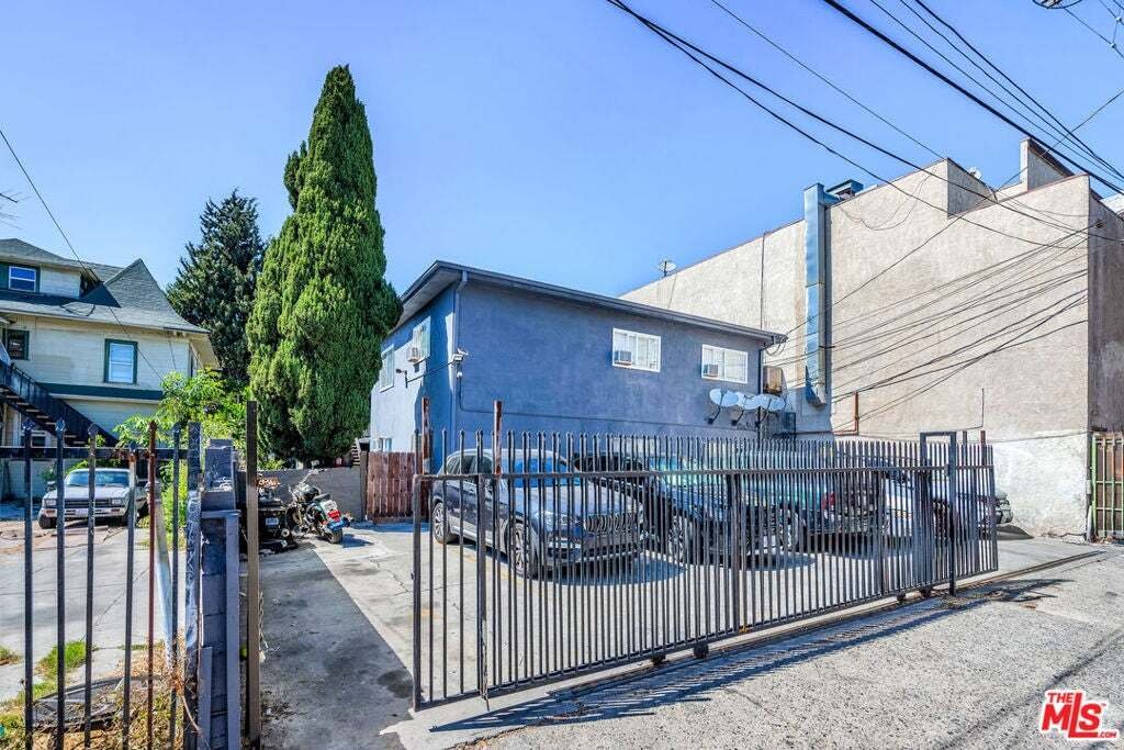 Los Angeles, California, United States 3 - 18936766