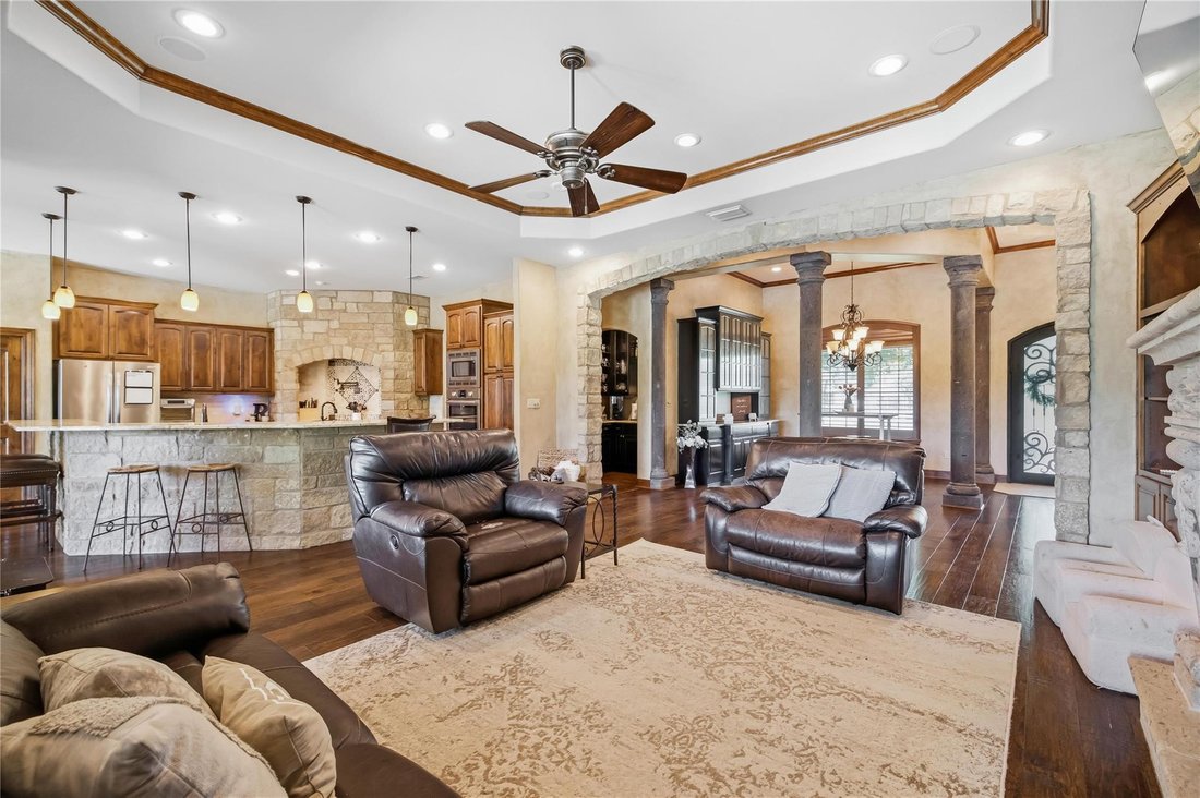 House in Yoakum, Texas, United States 5 - 18936957