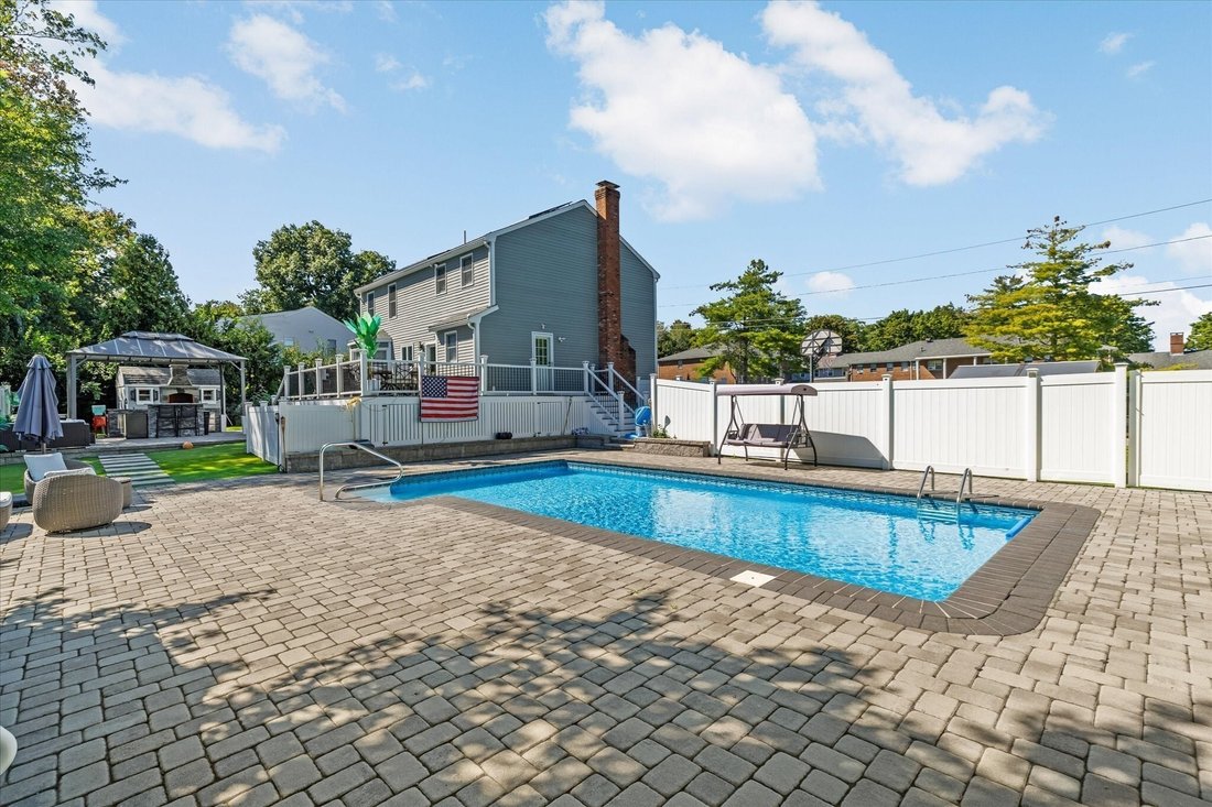 House in Milford, Massachusetts, United States 2 - 18937105