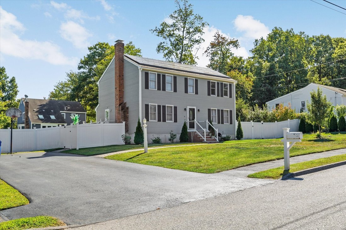 House in Milford, Massachusetts, United States 1 - 18937105