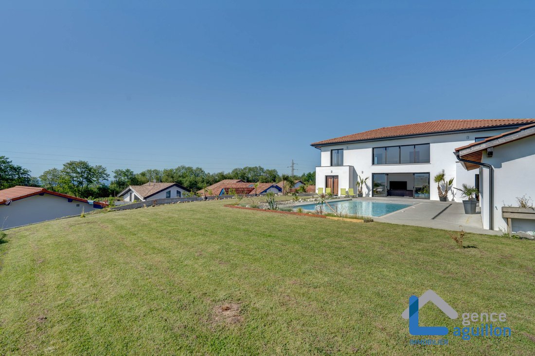 Villa in Hendaye, Nouvelle-Aquitaine, France 1 - 18937654