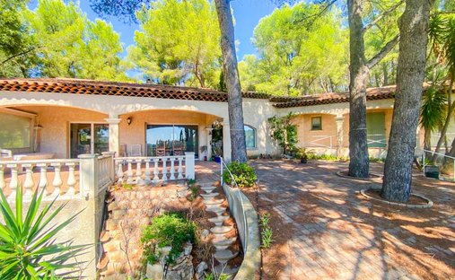 Villa in Saint-Cyr-sur-Mer, Provence-Alpes-Côte d'Azur, France 1