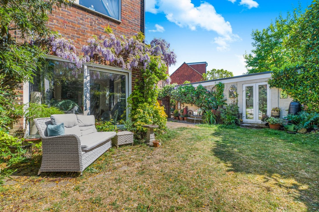 House in Abbotswood, Guildford, England 3 - 18936987