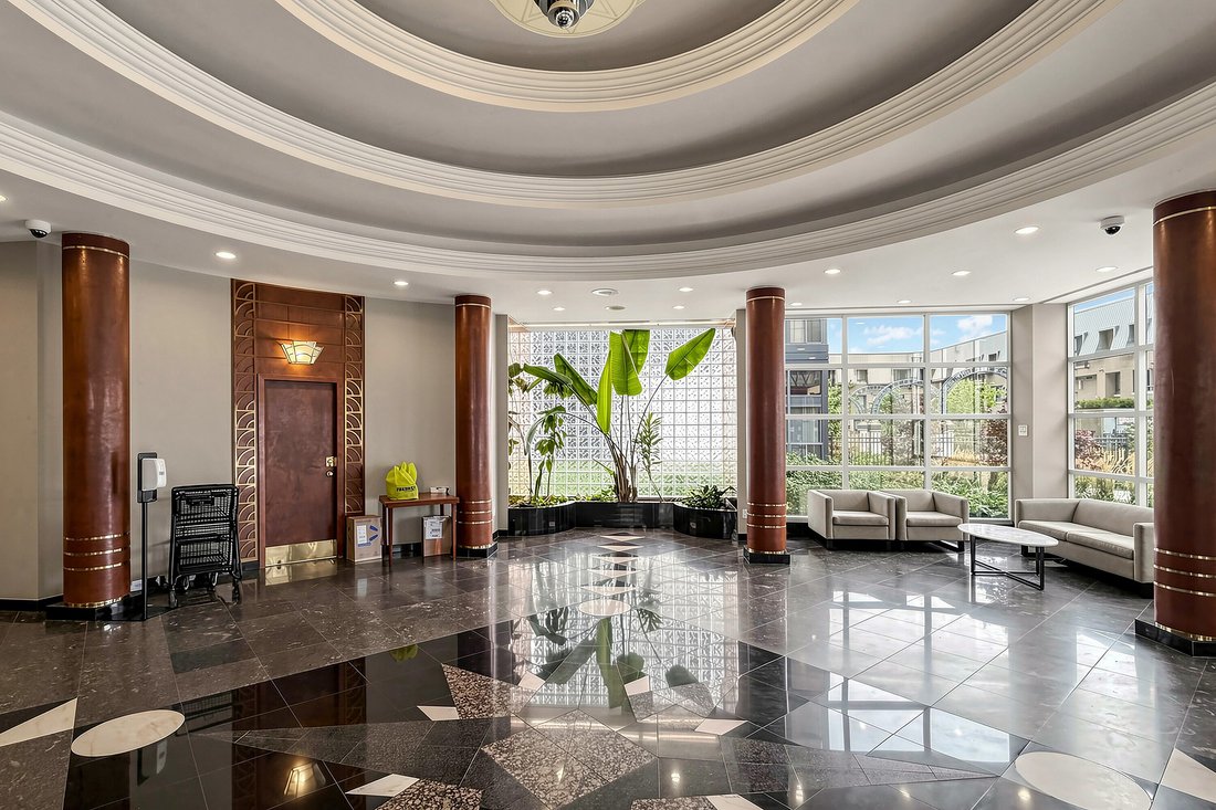 Condo in Toronto, Ontario, Canada 1 - 18936662