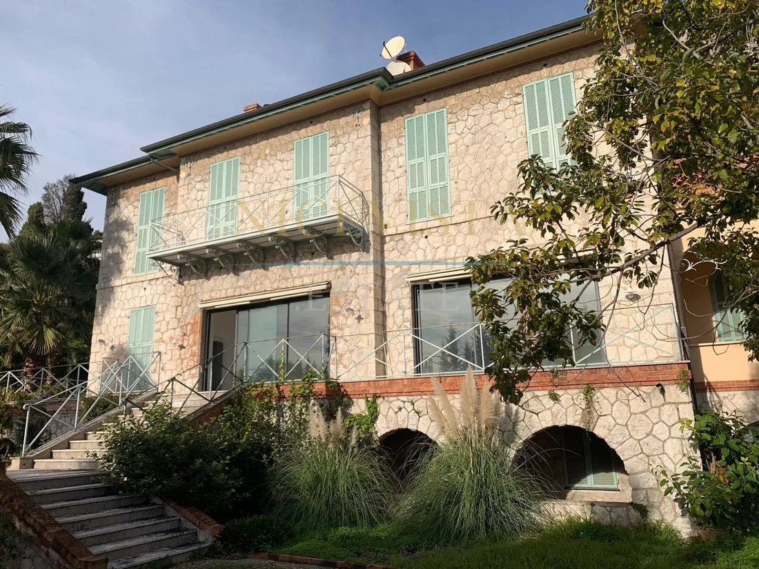Villa in Menton, Provence-Alpes-Côte d'Azur, France 1 - 16042273