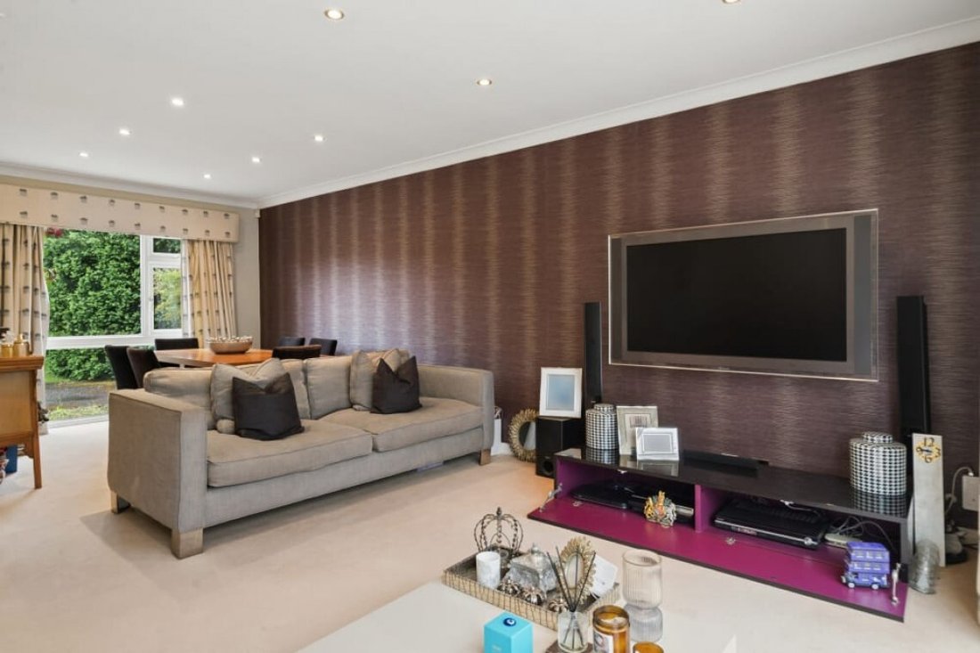 House in Farnham Royal, England 4 - 18147703