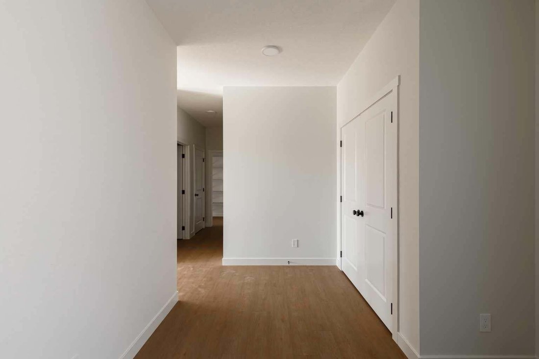 House in Calgary, Alberta, Canada 5 - 18937802