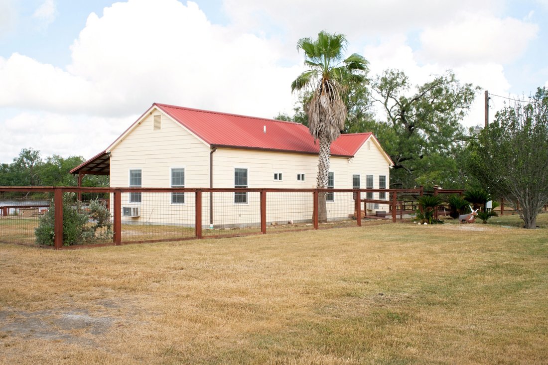 Farm Ranch in Floresville, Texas, United States 3 - 18937697