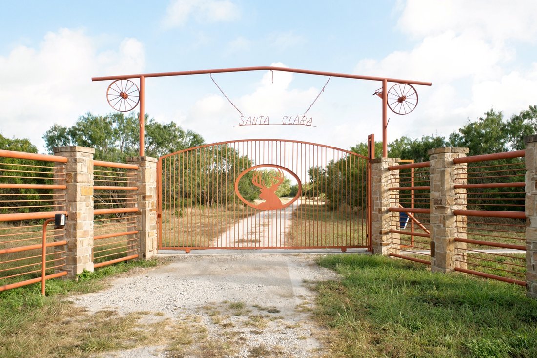 Farm Ranch in Floresville, Texas, United States 1 - 18937697