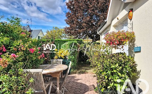 House in Le Mesnil-Saint-Denis, Ile-de-France, France 1
