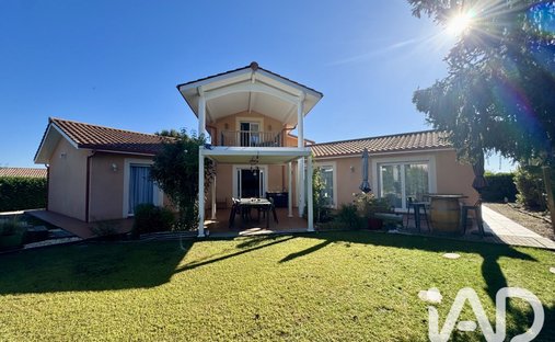 House in Saint-Medard-d'Eyrans, Nouvelle-Aquitaine, France 1