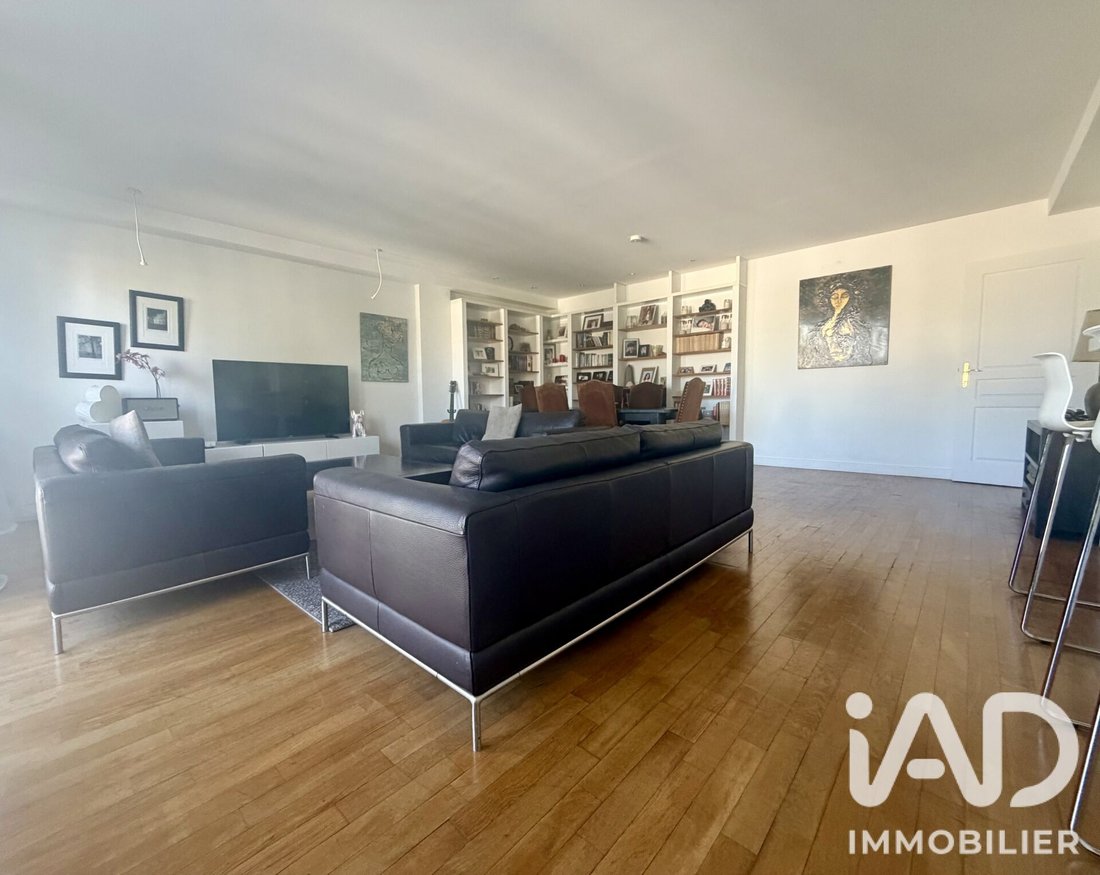 Apartment in Côte Saint Louis, Garches, France 1 - 18938962