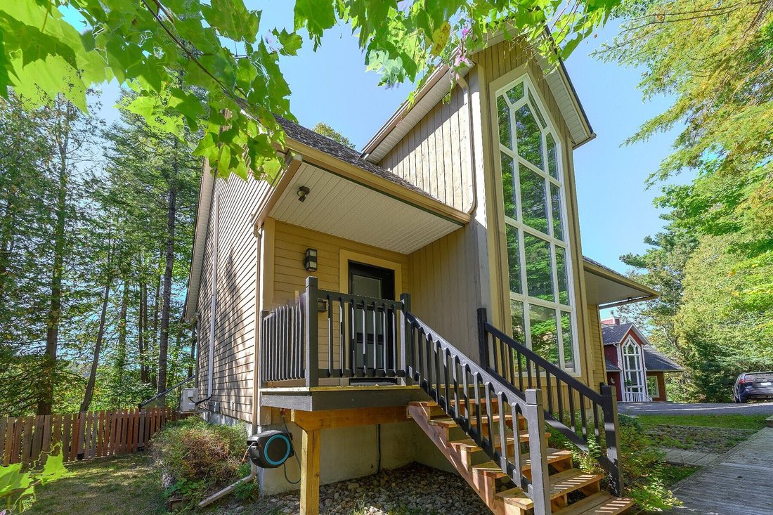 House in Saint-Sauveur, Quebec, Canada 4 - 18938902