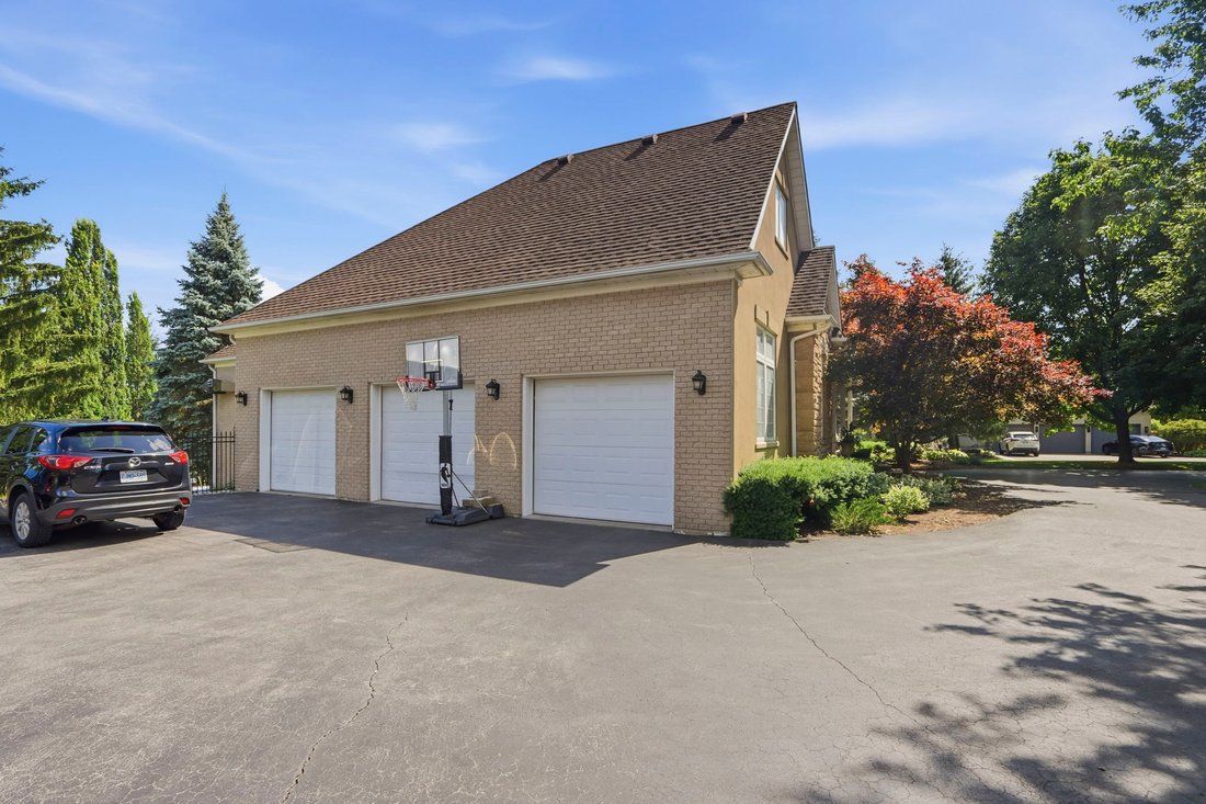Estate in Hamilton, Ontario, Canada 3 - 18939175