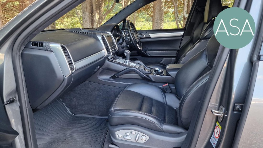 Suv in Cowfold, United Kingdom 4 - 17706272