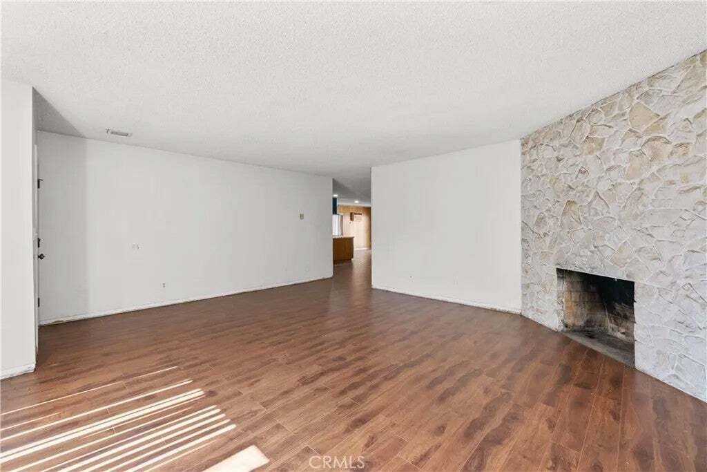 Burbank, California, United States 5 - 18939577