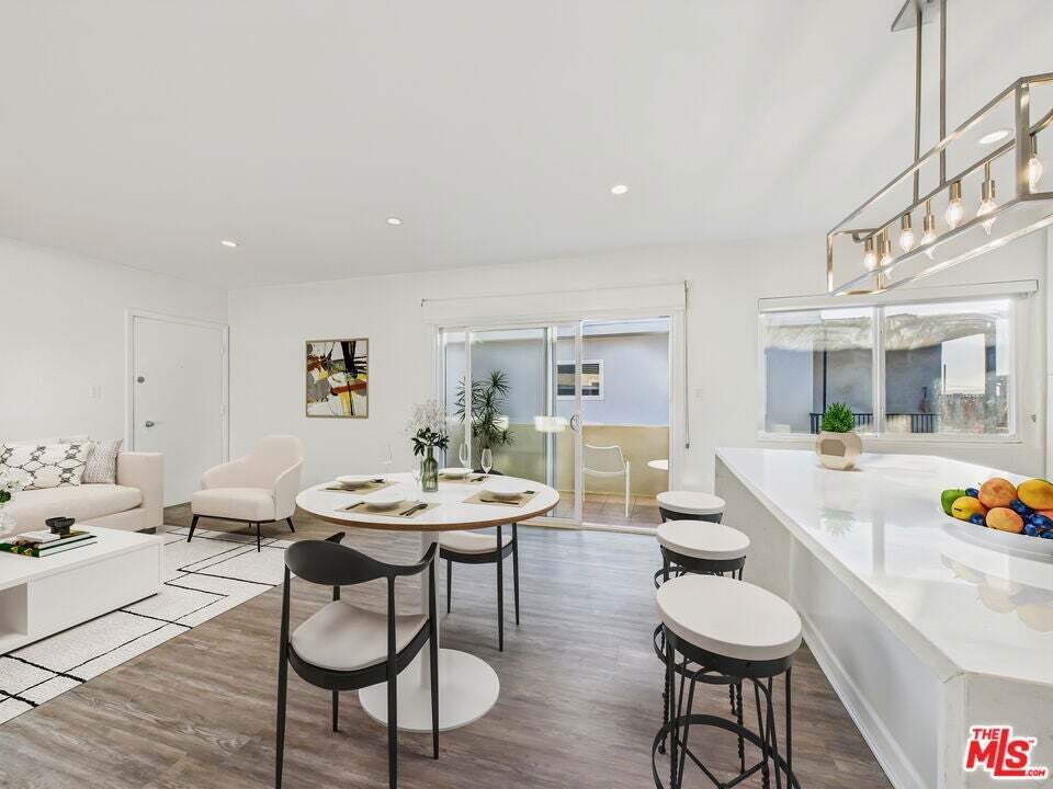 Burbank, California, United States 4 - 18942115