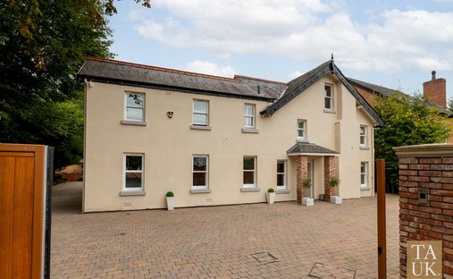 House in Holmfield Park, Formby, England 1