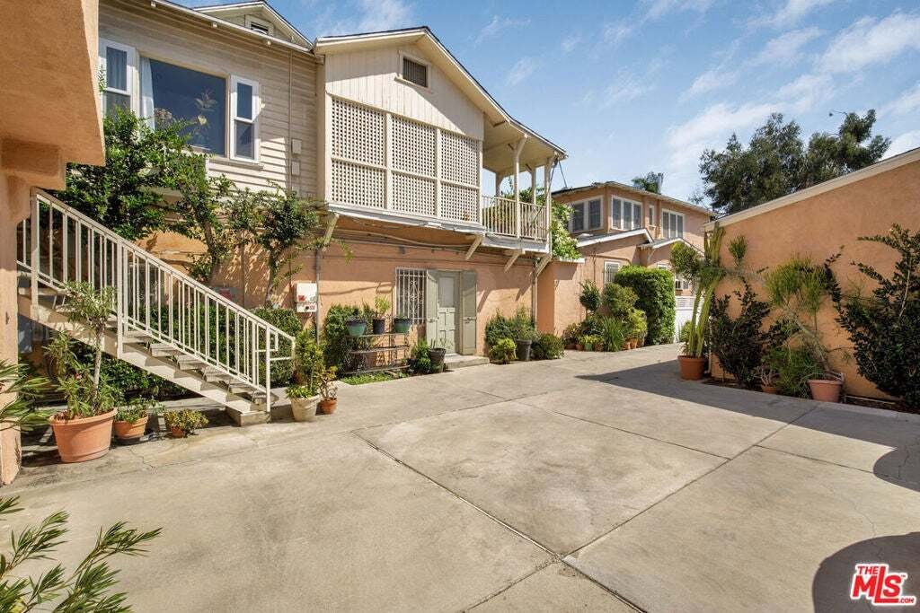 Los Angeles, California, United States 2 - 18942135
