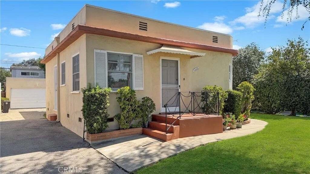 Burbank, California, United States 5 - 18934673